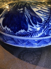 Une paire de grands vases couverts en fa&iuml;ence de Delft bleu et blanc, 18&egrave;me