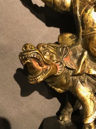 Un vase en &eacute;maux cloisonn&eacute;s et un groupe en bronze dor&eacute;, Chine, 18/19&egrave;me