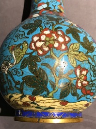 Un vase en &eacute;maux cloisonn&eacute;s et un groupe en bronze dor&eacute;, Chine, 18/19&egrave;me