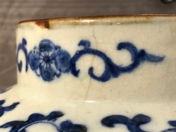 Deux paires de vases couverts en porcelaine de Chine bleu et blanc, marques de Kangxi et Chenghua, 19&egrave;me