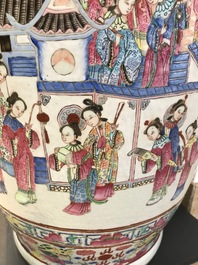 Een grote Chinese famille rose vaas met hofsc&egrave;nes, 19e eeuw