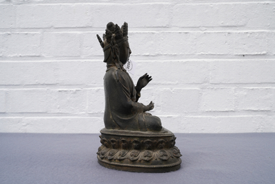 Une figure de Bouddha en bronze, Chine, Ming