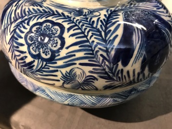 Une paire de grands vases couverts en fa&iuml;ence de Delft bleu et blanc, 18&egrave;me