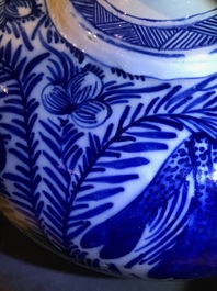 Une paire de grands vases couverts en fa&iuml;ence de Delft bleu et blanc, 18&egrave;me