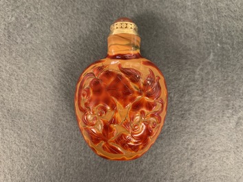 Une tabati&egrave;re en verre r&eacute;algar, Verrerie Imp&eacute;riale, P&eacute;kin, Chine, 1730-1840