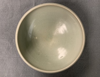 Een collectie van 15 Chinese celadon en cr&egrave;mekleurige stukken, Song en later