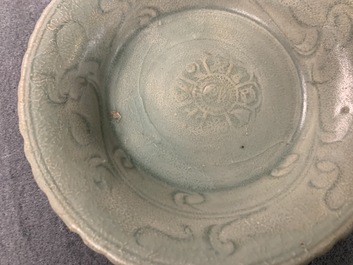 Een collectie van 15 Chinese celadon en cr&egrave;mekleurige stukken, Song en later