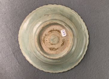 Een collectie van 15 Chinese celadon en cr&egrave;mekleurige stukken, Song en later