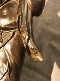 Twee grote Chinese en Japanse bronzen figuren van een onsterfelijke en een Arhat, 18/19e eeuw