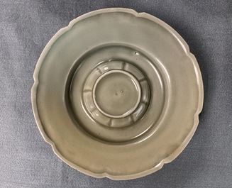 Een collectie van 15 Chinese celadon en cr&egrave;mekleurige stukken, Song en later