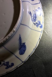 Trois assiettes en porcelaine de Chine bleu et blanc de type kraak, Wanli