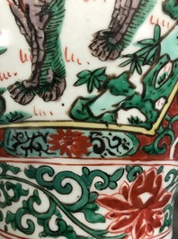 Een Chinese wucai dekselvaas met decor van mythische dieren, Transitie periode