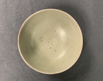 Een collectie van 15 Chinese celadon en cr&egrave;mekleurige stukken, Song en later