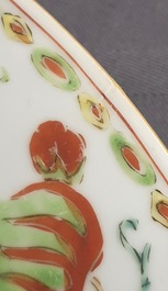 Une paire d'assiettes en porcelaine de Chine famille rose &agrave; d&eacute;cor 'Pompadour', Qianlong