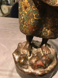 Twee grote Chinese en Japanse bronzen figuren van een onsterfelijke en een Arhat, 18/19e eeuw