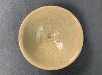 Een collectie van 15 Chinese celadon en cr&egrave;mekleurige stukken, Song en later