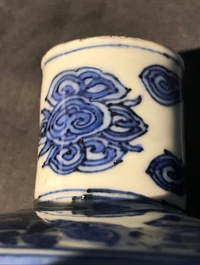 Une paire de bo&icirc;tes &agrave; th&eacute; en porcelaine de Chine bleu et blanc &agrave; d&eacute;cor d'immortels, Wanli