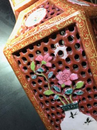 Een paar Chinese hexagonale ajour bewerkte dubbelwandige famille rose vazen, Yongzheng