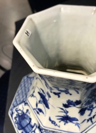 Une paire de vases de forme octagonale en porcelaine de Chine bleu et blanc, 19&egrave;me