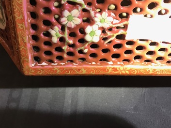 Een paar Chinese hexagonale ajour bewerkte dubbelwandige famille rose vazen, Yongzheng