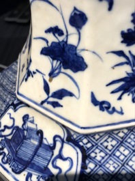 Een paar Chinese blauw-witte octagonale 'Drie vrienden van de winter' vazen, 19e eeuw