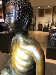 Twee grote Chinese en Japanse bronzen figuren van een onsterfelijke en een Arhat, 18/19e eeuw