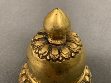 Cinq objets votives bouddhistes en bronze, Tibet et N&eacute;pal, 18/19&egrave;me