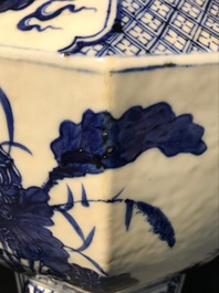 Een paar Chinese blauw-witte octagonale 'Drie vrienden van de winter' vazen, 19e eeuw