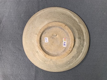 Een collectie van 15 Chinese celadon en cr&egrave;mekleurige stukken, Song en later