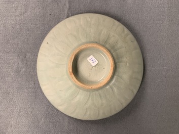 Een collectie van 15 Chinese celadon en cr&egrave;mekleurige stukken, Song en later