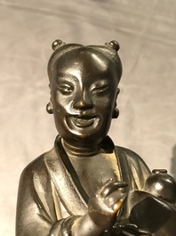 Twee grote Chinese en Japanse bronzen figuren van een onsterfelijke en een Arhat, 18/19e eeuw