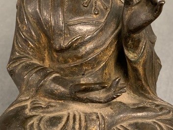 Een Chinese bronzen figuur van Boeddha, Ming