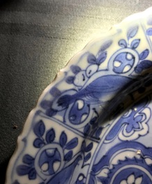 Drie Chinese blauw-witte kraakporseleinen borden, Wanli