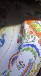 Een paar Chinese famille rose export 'Pompadour' borden, Qianlong