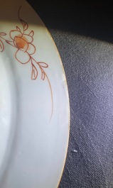 Une paire d'assiettes en porcelaine de Chine famille rose &agrave; d&eacute;cor 'Pompadour', Qianlong