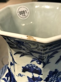 Een paar Chinese blauw-witte octagonale 'Drie vrienden van de winter' vazen, 19e eeuw