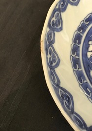 Trois assiettes en porcelaine de Chine bleu et blanc de type kraak, Wanli