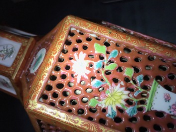 Une paire de vases &agrave; double parois en porcelaine de Chine famille rose, Yongzheng