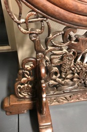 Een Chinees houten scherm met famille rose plaquette, 19/20e eeuw