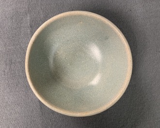 Een collectie van 15 Chinese celadon en cr&egrave;mekleurige stukken, Song en later