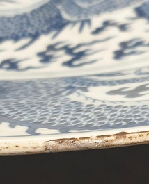 Un tr&egrave;s grand plat en porcelaine de Chine bleu et blanc &agrave; d&eacute;cor d'un dragon, Kangxi