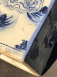 Een paar vierkante Chinese blauw-witte theebussen met onsterfelijken, Wanli