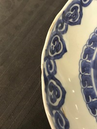 Trois assiettes en porcelaine de Chine bleu et blanc de type kraak, Wanli