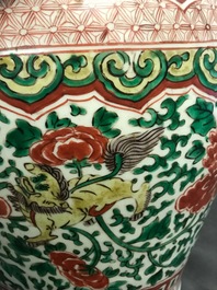 Un vase en porcelaine de Chine wucai &agrave; d&eacute;cor de lions bouddhistes, &eacute;poque Transition