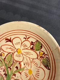 Twee Chinese polychrome Cizhou kommen met floraal decor, Jin/Yuan