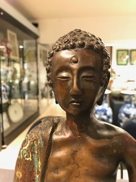 Twee grote Chinese en Japanse bronzen figuren van een onsterfelijke en een Arhat, 18/19e eeuw