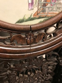 Un &eacute;cran de table en bois sculpt&eacute; et porcelaine de Chine famille rose, 19/20&egrave;me