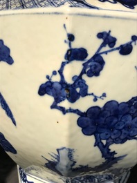 Een paar Chinese blauw-witte octagonale 'Drie vrienden van de winter' vazen, 19e eeuw