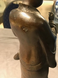 Twee grote Chinese en Japanse bronzen figuren van een onsterfelijke en een Arhat, 18/19e eeuw