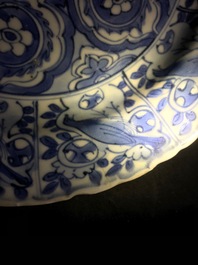 Drie Chinese blauw-witte kraakporseleinen borden, Wanli